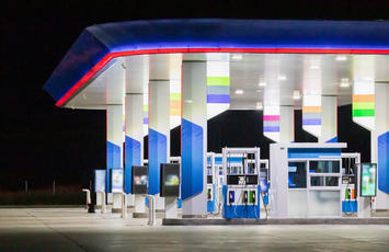 Estaciones-servicio-gasolinera-automoviles-modernos-coches-noche